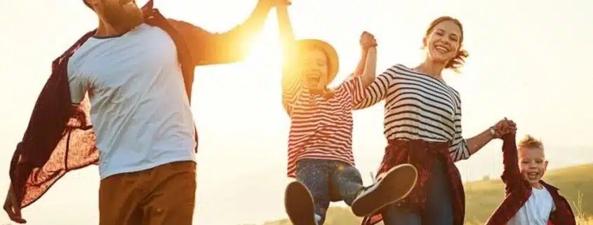 familia feliz en el campo dandose la mano