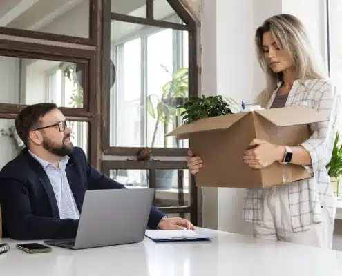 persona presentando su renuncia laboral